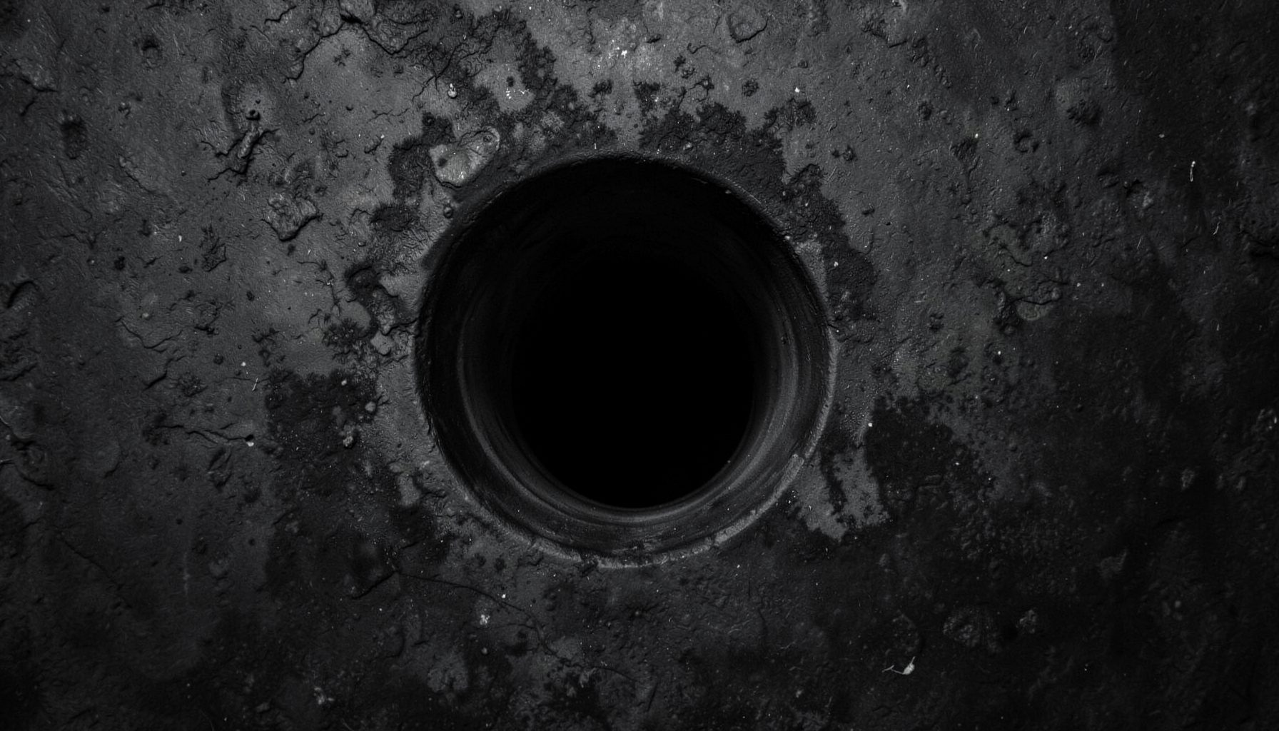 Superfície escura e texturizada com um túnel circular profundo ao centro, tons de cinza e preto, atmosfera misteriosa e literária